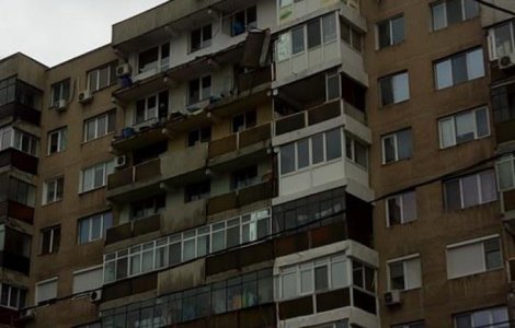 Vantul puternic din Capitala a smuls un balcon intreg