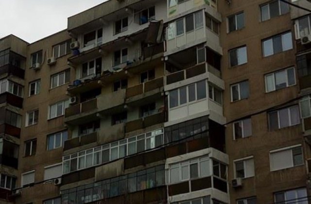 Vantul puternic din Capitala a smuls un balcon intreg in cartierul Berceni