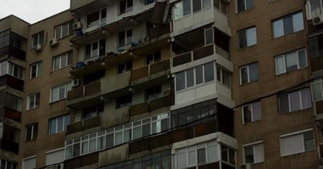Vantul puternic din Capitala a smuls un balcon intreg