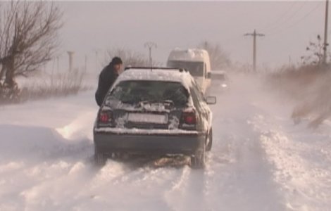 Circulatie rutiera ingreunata din cauza zapezii si a viscolului, in ma