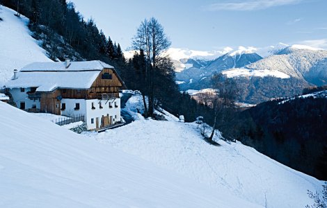 Hunedoara: 20 de copii blocati pe munte din cauza zapezii