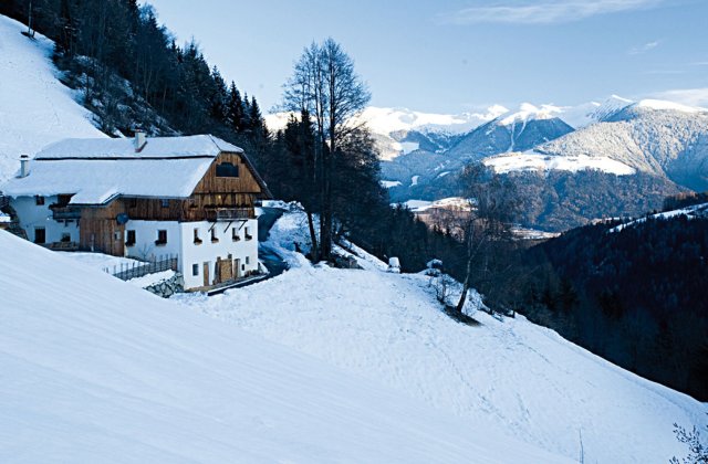 Hunedoara: 20 de copii blocati pe munte din cauza zapezii