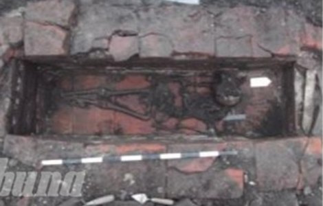 Mormant roman cu osemintele unei femei, descoperit intr-un sit