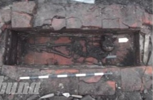 Mormant roman cu osemintele unei femei, descoperit intr-un sit arheologic de pe Autostrada Sebes - Turda