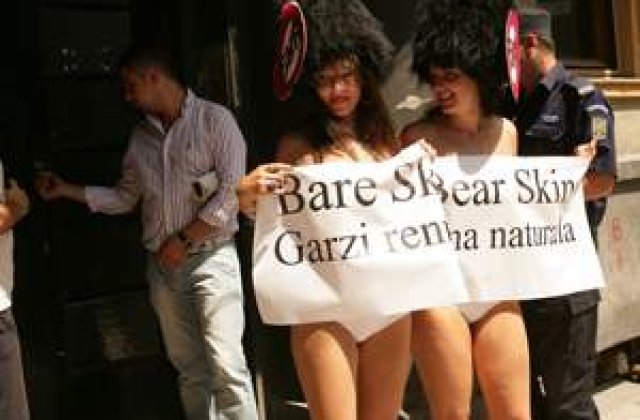 VIDEO: 'Mai bine mergem dezbracate decat cu blanuri'