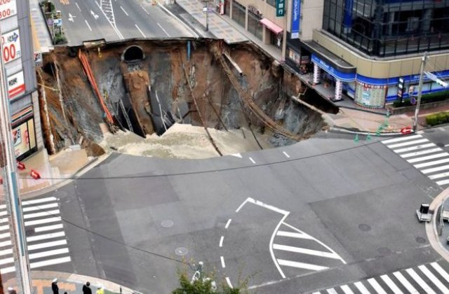 [VIDEO] Groapa uriasa aparuta intr-un oras japonez, reparata in doar cateva zile
