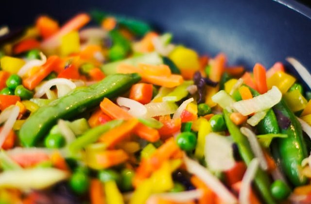 Nutritionistii avertizeaza: 9 alimente sanatoase pe care le consumi gresit