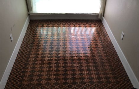 A folosit 13.000 monede pentru a-si renova parchetul