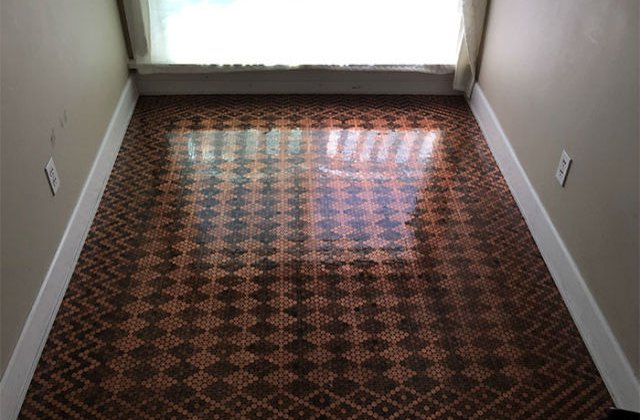 [FOTO] A folosit 13.000 monede pentru a-si renova parchetul