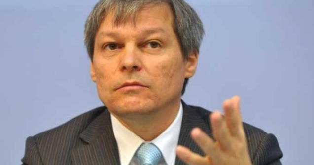 Dacian Ciolos a fost decorat de presedintele moldovean Nicolae Timofti