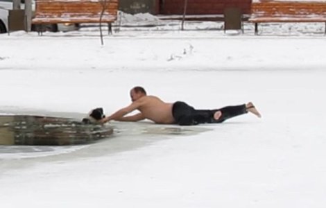  Video  Scene impresionante in Rusia. Un barbat isi risca viata pentru a salva un caine