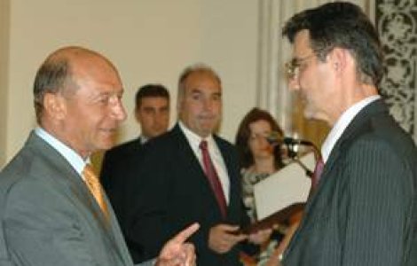 Basescu a decorat posturile de radio BBC si Europa Libera