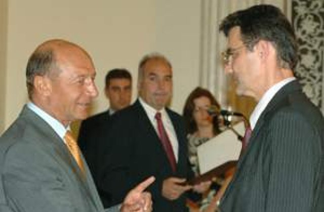 Basescu a decorat posturile de radio BBC si Europa Libera