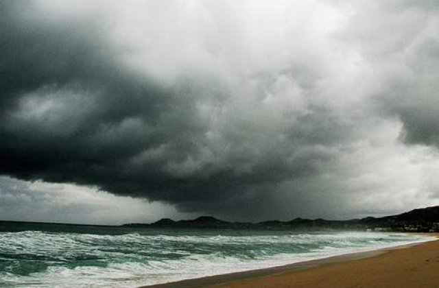 Coasta de est a SUA, in alerta la apropierea uraganului Earl