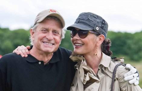 Catherine Zeta-Jones, furioasa pe doctorii lui Douglas