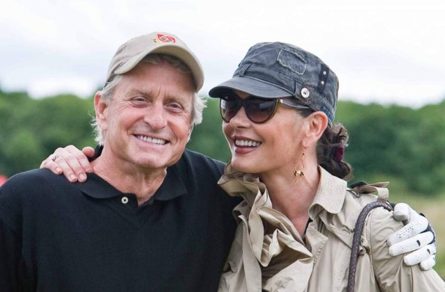 Catherine Zeta-Jones, furioasa pe doctorii lui Douglas