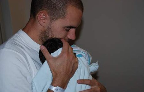 Imbratisarea, metoda de alinare a durerii bebelusului