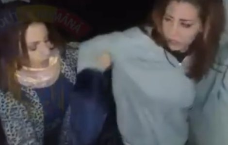 Patru adolescenti, arestati la domiciliu dupa ce au batut o fata