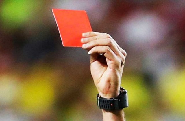 Cate cartonase rosii poate primi un fotbalist? Numarul te va surprinde