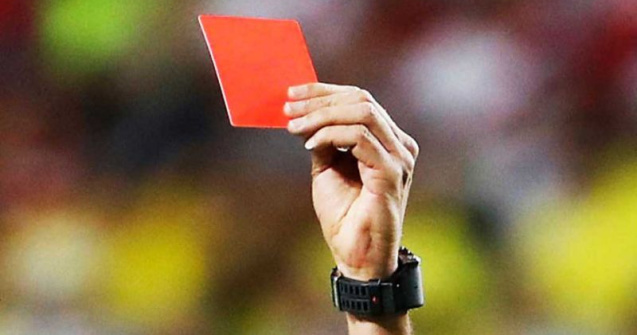 Cate cartonase rosii poate primi un fotbalist? Numarul te va surprinde