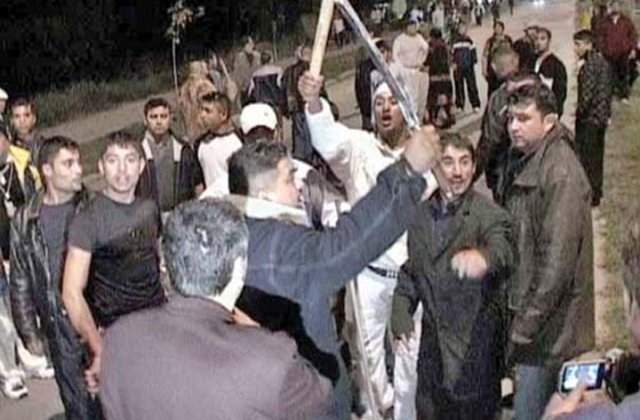 Opt persoane din Craiova au fost arestate in urma unui scandal cu sabii