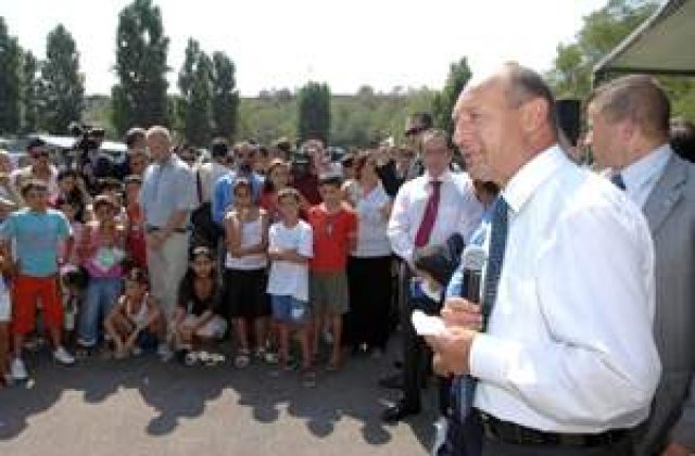Basescu, romilor din Italia: 'Va asteptam acasa' - VIDEO
