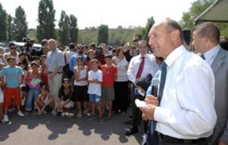 Basescu, romilor din Italia: 'Va asteptam acasa' - VIDEO