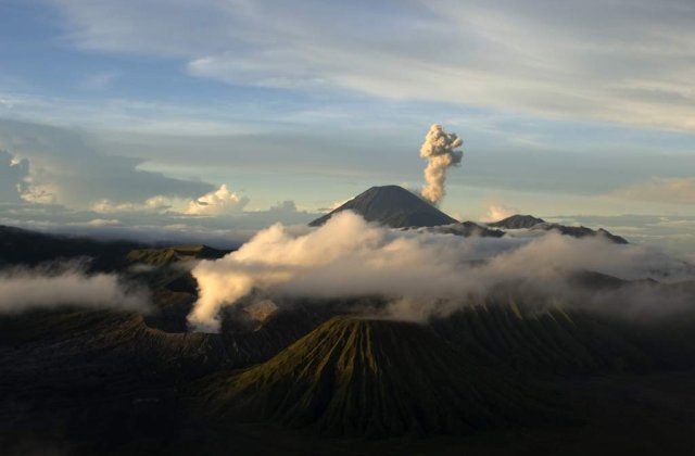 Vulcanul Sinabung a erupt din nou vineri
