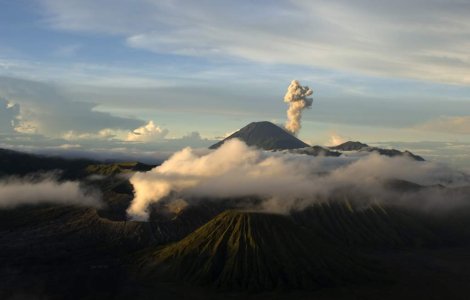 Vulcanul Sinabung a erupt din nou vineri