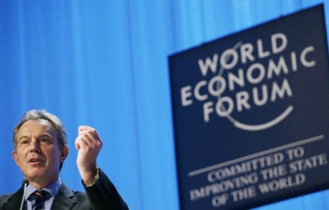  Video  Tony Blair, intampinat cu oua si pantofi la o sesiune de autografe