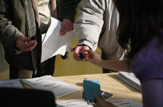 Moldovenii voteaza la referendumul privind alegerea directa a presedintelui