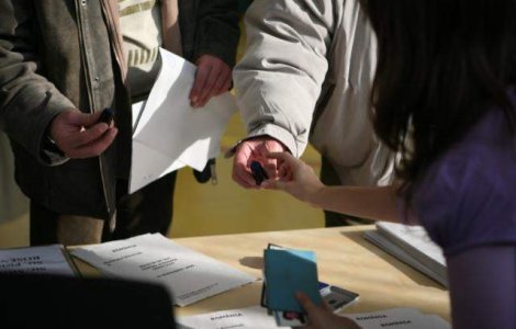 Moldovenii voteaza la referendumul privind alegerea directa a presedintelui