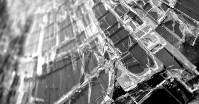 Tragedie pe DN6, dupa ce un microbuz si o autoutilitara s-au lovit frontal. Trei persoane si-au pierdut viata