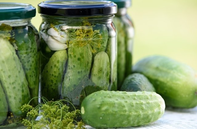 Motivul pentru care este bine sa consumi zeama de castraveti murati inainte de masa