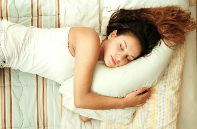 Nu poti dormi in paturi straine? Depaseste problema cu aceste 7 trucuri simple