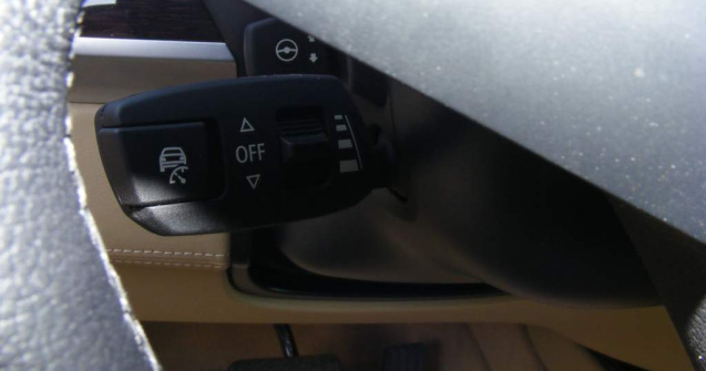 Cum este sa tii doar volanul si sa lasi masina sa faca restul. Inclusiv sa franeze