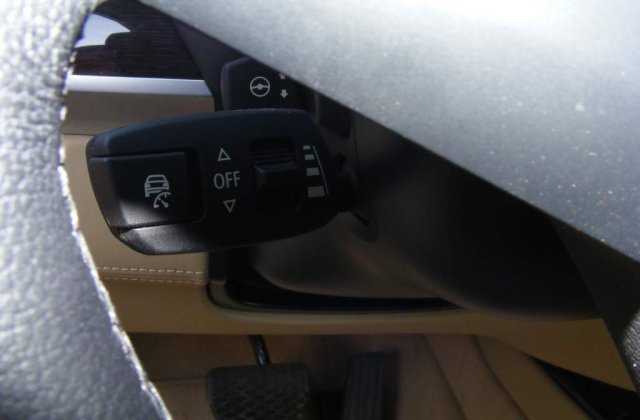 Cum este sa tii doar volanul si sa lasi masina sa faca restul. Inclusiv sa franeze