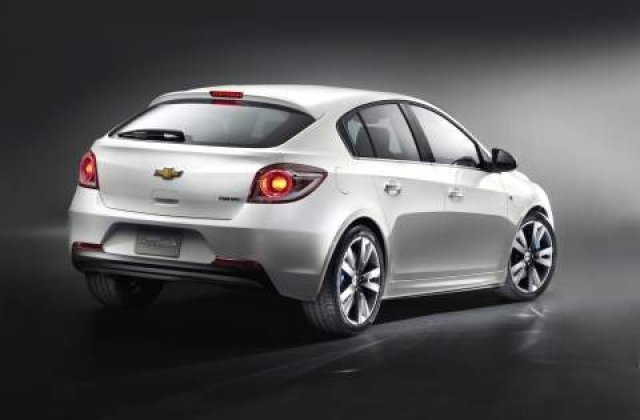 Chevrolet lanseaza Cruze hatchback, la Paris