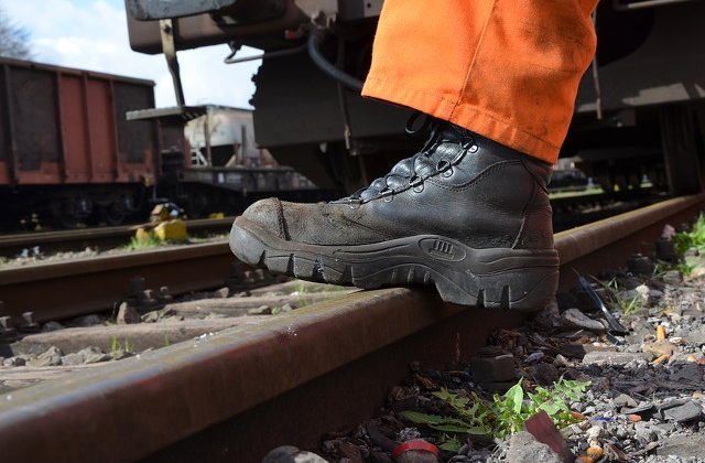 Accident feroviar in gara Arad. O locomotiva a lovit mai multe vagoane-cisterna incarcate cu motorina