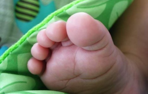 Un bebelus din Cluj a murit, dupa ce mama a decis sa nasca acasa