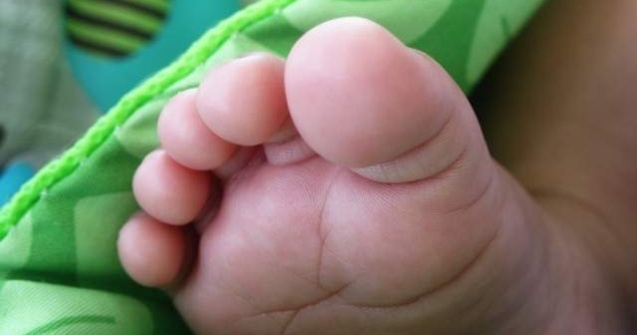 Un bebelus din Cluj a murit, dupa ce mama a decis sa nasca acasa