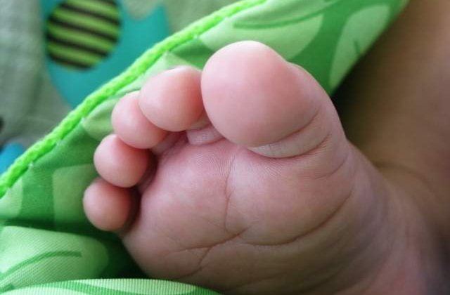 Un bebelus din Cluj a murit, dupa ce mama a decis sa nasca acasa