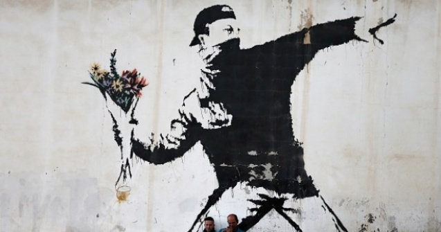  Top  Zece imagini controversate create de artistul stradal Banksy