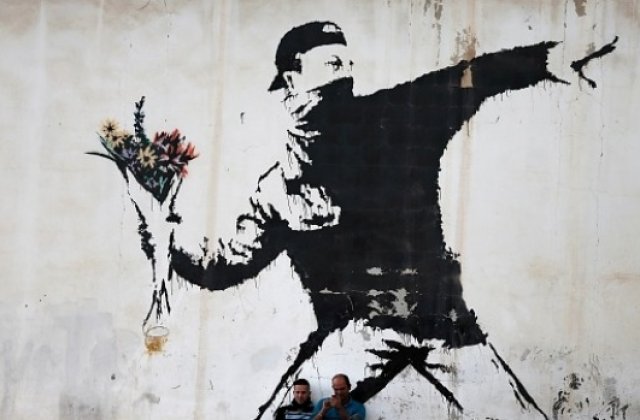 Zece imagini controversate create de artistul stradal Banksy