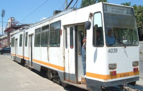 Doua linii de tramvai, blocate timp de 2 ore din cauza unei masini parcate neregulamentar