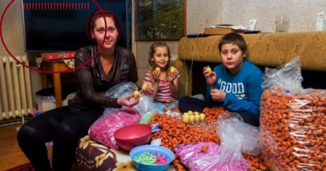 DIICOT a inceput urmarirea penala in cazul copiilor folositi la ambalarea jucariilor din ouale Kinder