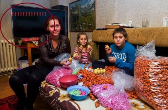 DIICOT a inceput urmarirea penala in cazul copiilor folositi la ambalarea jucariilor din ouale Kinder