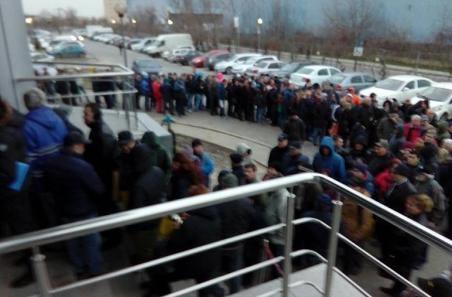 Sute de oameni stau la coada la Directia Permise. Ministrul de Interne cheama prefectii din Bucuresti si Ilfov la discutii