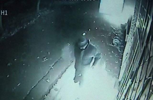 Cei doi oameni ai strazii incendiati, luna trecuta, au murit. Procurorii cer inchisoare pe viata pentru vinovat