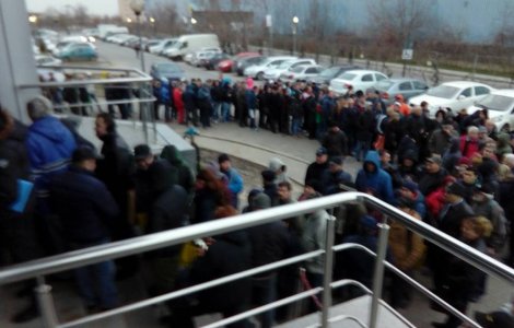 Ce spune Prefectura Capitalei despre cozile interminabile de la ghisee